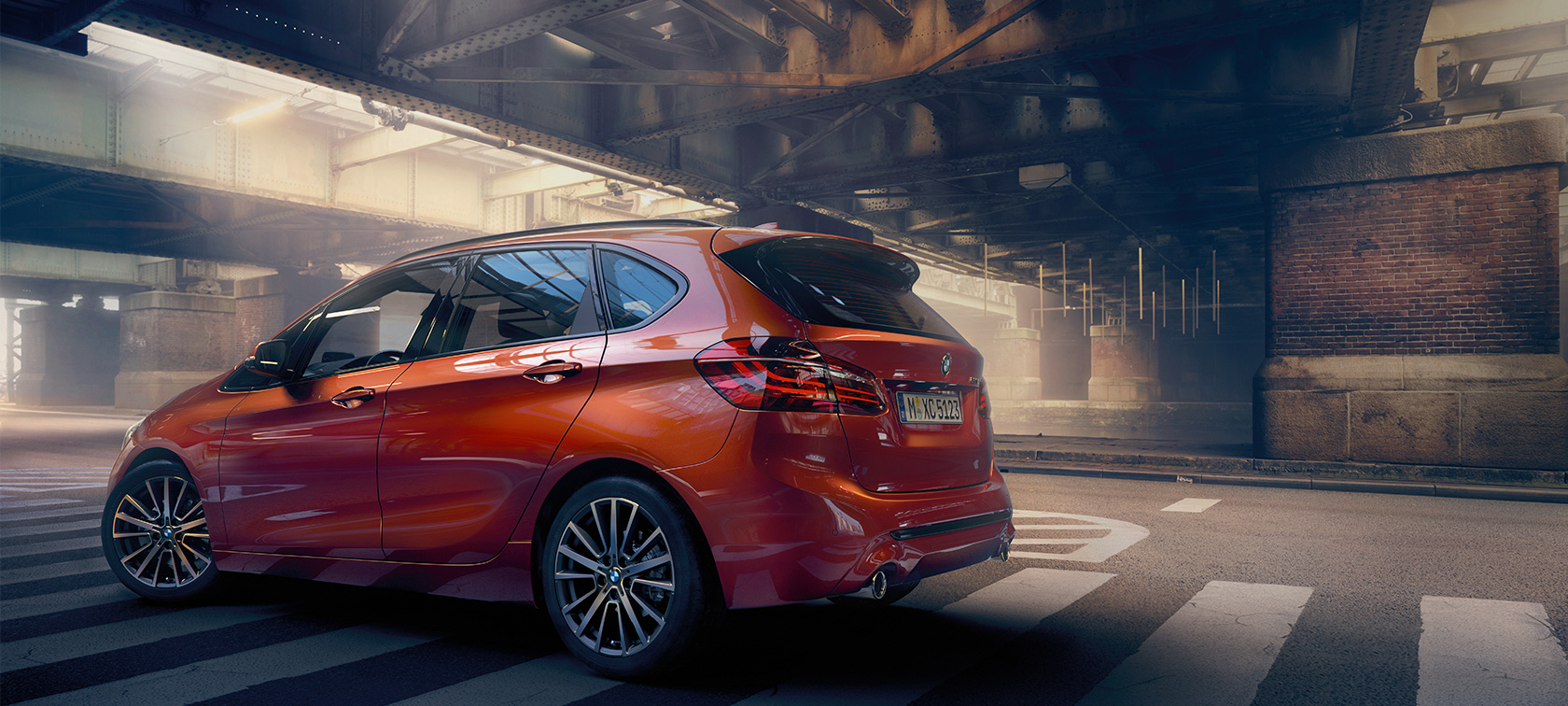 BMW 2 Series Active Tourer frá hlið Sanseraður sólsetursappelsínugulur BMW 2 Series Active Tourer F45 Facelift 2018, frá hlið í sal