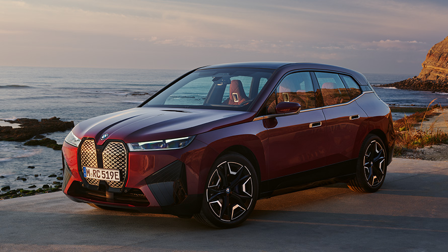 BMW iX i20 rafmagnsjeppi BMW iX xDrive50 að utan BMW iX i20 2021 rafmagnsjeppi BMW iX xDrive50 Aventurin Rauð hliðarsýn að utan
