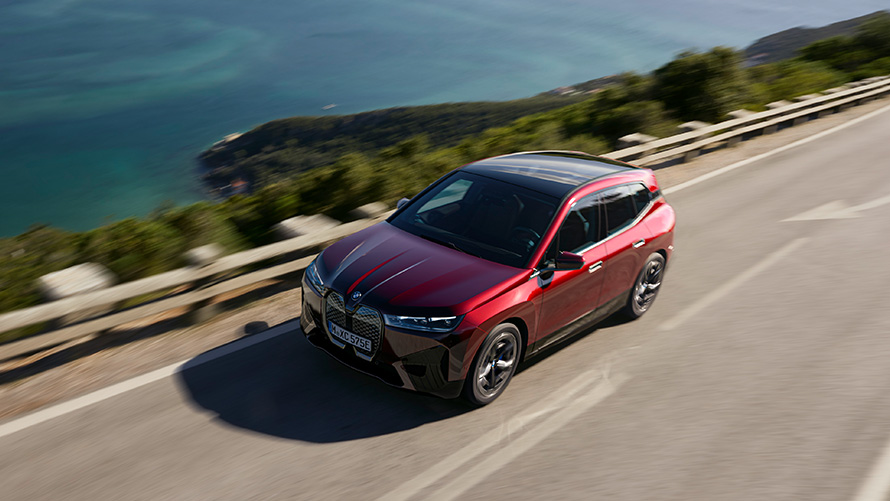 BMW iX i20 rafmagnsjeppi BMW iX xDrive50 frammistöðu myndband BMW iX i20 2021 rafmagnsjeppi BMW iX xDrive50 Aventurin Red myndband