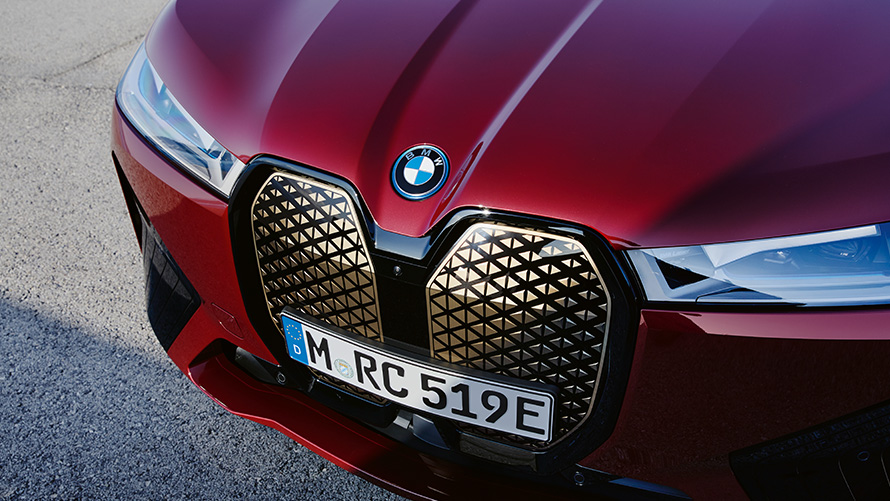 BMW iX i20 rafmagnsjeppi BMW iX xDrive50 Shy Tech BMW iX i20 2021 rafmagnsjeppi BMW iX xDrive50 Aventurin Rauður að framan BMW nýra Shy Tech