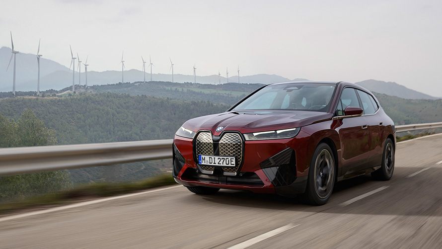 BMW iX i20 rafmagnsjeppi BMW iX xDrive50 sjálfbærnimyndband BMW iX i20 2021 rafmagnsjeppi BMW iX xDrive50 Aventurin Red sjálfbærnimyndband