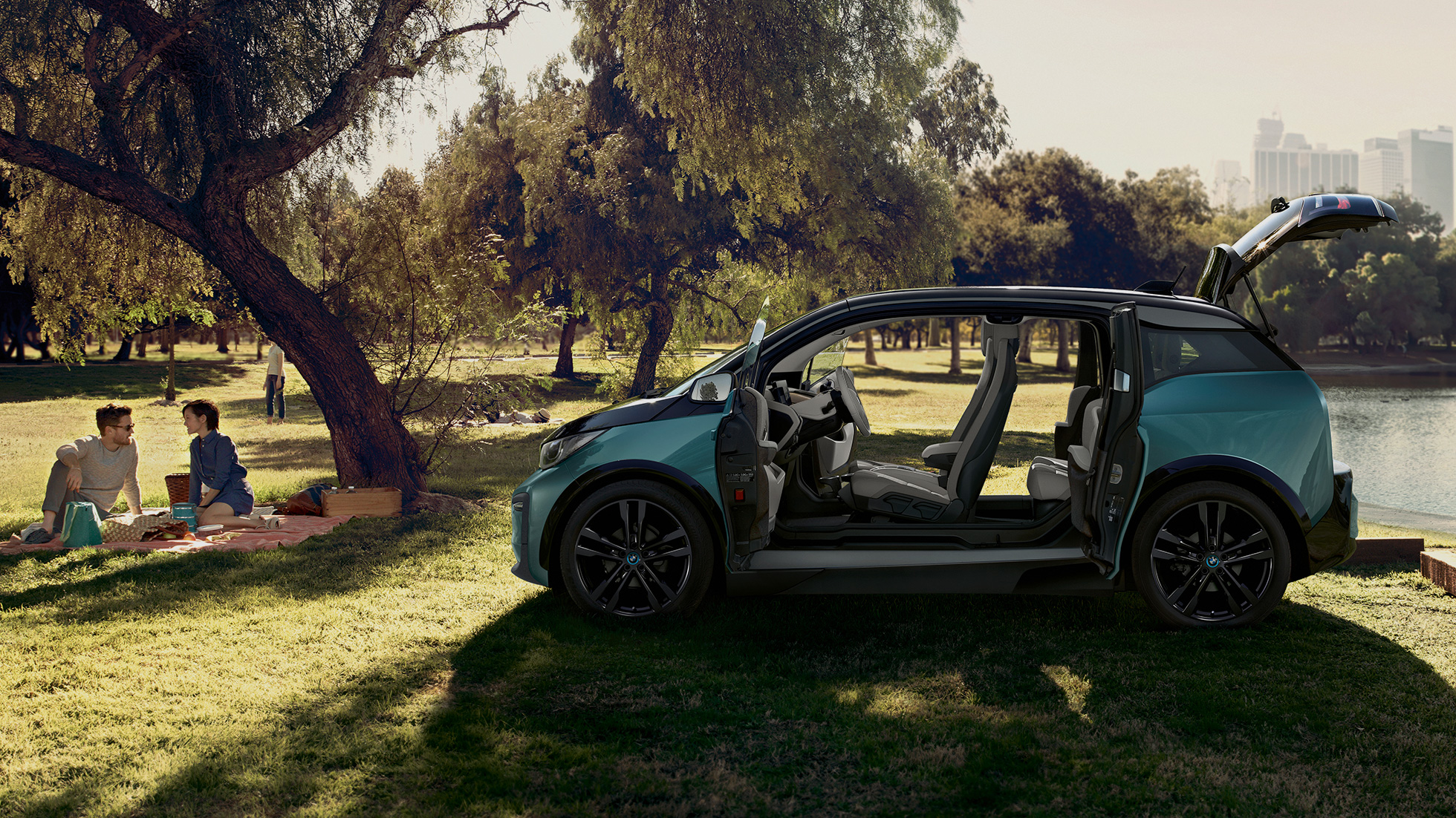 BMW i3 2018 með opnar dyr BMW i3 I01 2018, Jucaro-drapplitaður með frostgráum sanseruðum áherslulit, með opnum dyrum