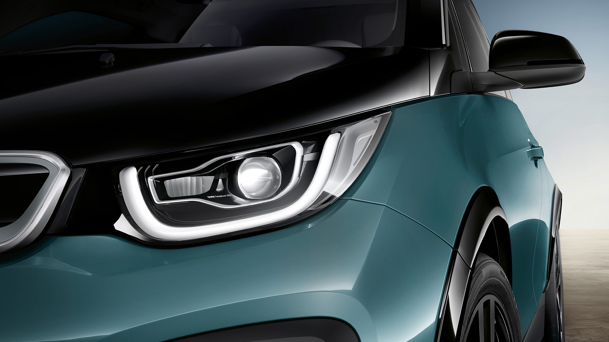 BMW i3 2018, LED-aðalljós BMW i3 I01 2018, Jucaro-drapplitaður með frostgráum sanseruðum áherslulit, nærmynd að framan, LED-aðalljós