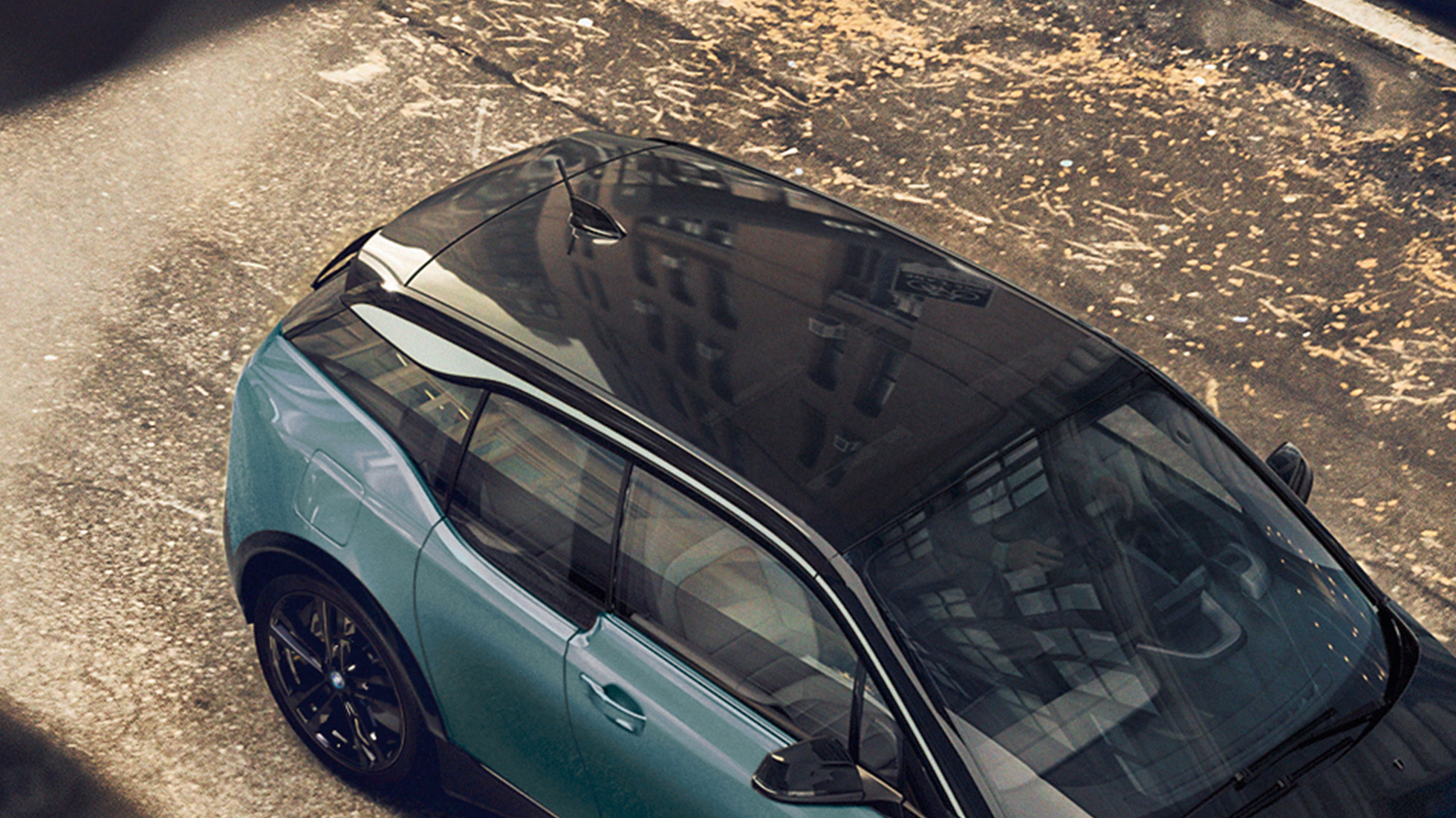 BMW i3 2018, þak úr kolefnistrefjum BMW i3 I01 2018, Jucaro-drapplitaður með frostgráum sanseruðum áherslulit, þak úr kolefnistrefjum séð að ofan