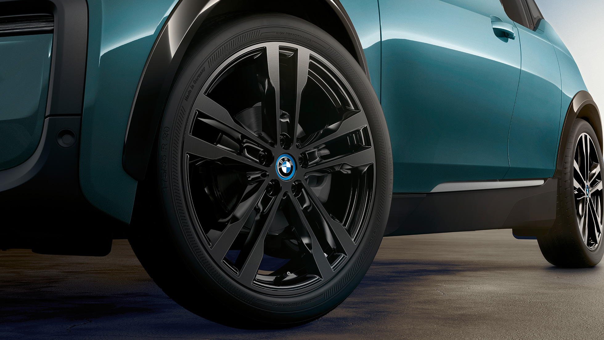 BMW i3 2018, létt álfelga BMW i3 I01 2018, Jucaro-drapplitaður með frostgráum sanseruðum áherslulit, nærmynd, léttar álfelgur