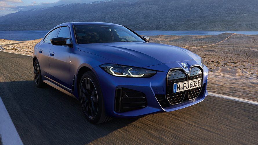 BMW i4 M50 G26 2021, skásett sjónarhorn að framan BMW i4 M50 G26 2021 M Portimao Blue metallic þriggja fjórðu framsýni