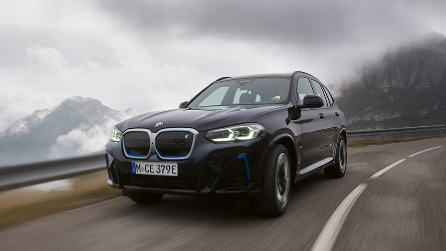 Fyrsta kynslóð BMW iX3 G08 í akstri, skásett sjónarhorn á framhluta BMW i-línan, fyrsta kynslóð BMW iX3 G08 í akstri, skásett sjónarhorn á framhluta