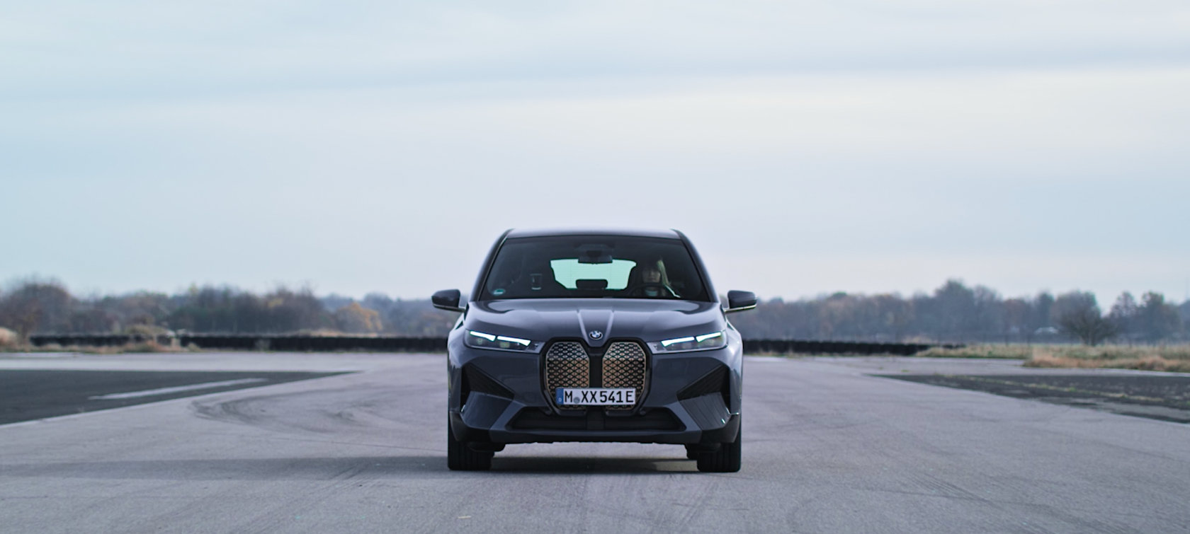 Inngjafarstýring, BMW M IconicSounds Electric, oxíðgrásanseraður BMW iX M60 i20 2022, myndskeið Oxíðgrásanseraður BMW iX M60 i20 2022 Beschleunigung Fahrmodus SPORT+ með inngjafarstýringu við gangsetningu, myndskeið um BMW M IconicSounds Electric