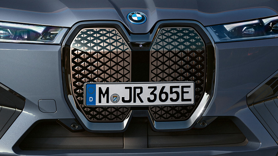 Shy Tech í BMW Individual-stormgrásanseruðum BMW iX M60 i20 2022 rafknúnum SUV-bíl BMW Individual-stormgrásanseraður BMW iX M60 i20 2022 rafknúinn SUV-bíll, séður að framan, lóðrétt tvískipt BMW-grill, Shy Tech