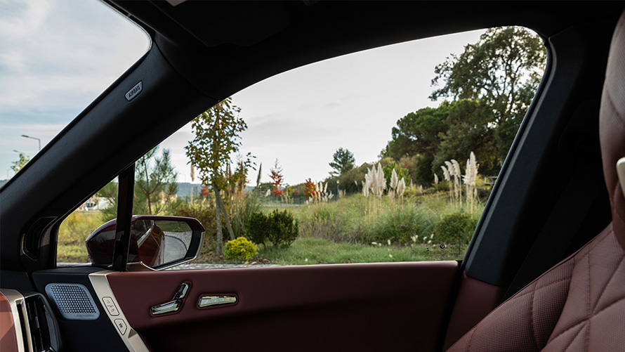 Myndskeið um sjálfbærni í BMW iX M60 i20 2022 rafknúnum SUV-bíl Myndskeið um sjálfbærni í BMW iX M60 i20 2022 rafknúnum SUV-bíl