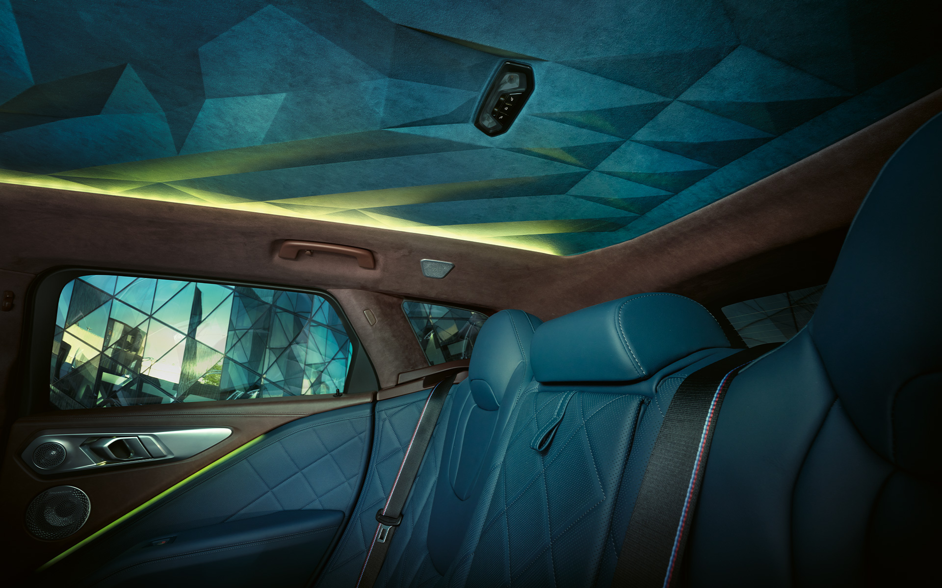 BMW XM einstök upplifun í aftursætum BMW XM innanrými einstök upplifun í aftursætum