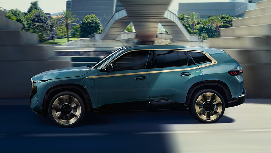 BMW XM, ytra byrði með næturgylltri áherslulínu frá hlið í akstri