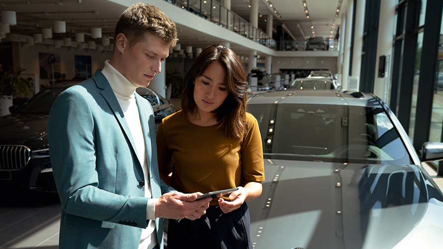 Starfsmaður BMW veitir viðskiptavini ráðleggingar Starfsmaður BMW veitir viðskiptavini ráðleggingar