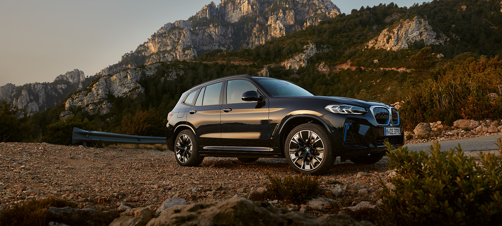 Koltrefjasvartur BMW iX3 G08 2021 M frá hlið