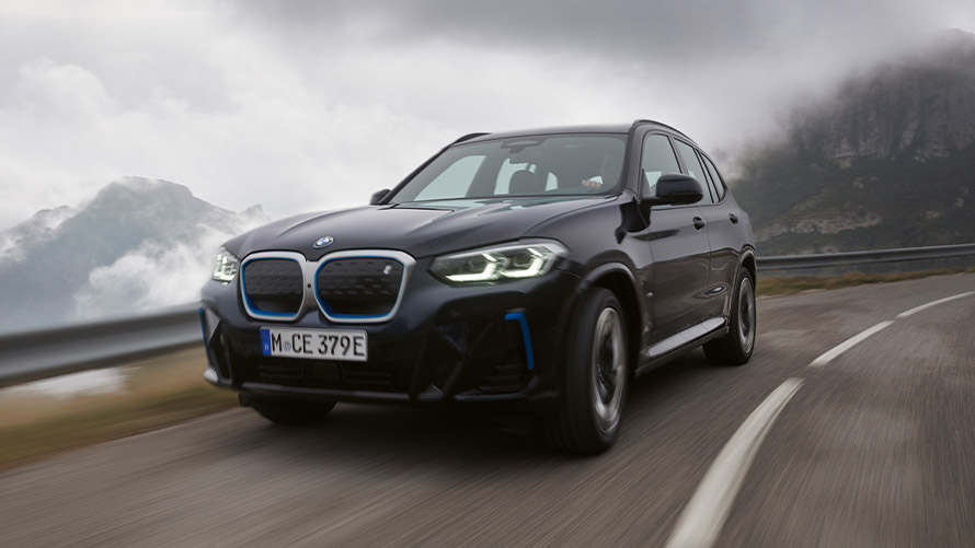 Fyrsta kynslóð BMW iX3 G08 í kyrrstöðu, skásett sjónarhorn á hlið BMW X-línan – fyrsta kynslóð BMW iX3 G08 í kyrrstöðu, skásett sjónarhorn á hlið