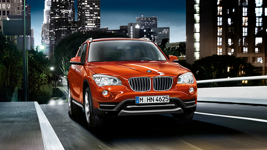 Fyrsta kynslóð BMW X1 E84 á götu, skásett sjónarhorn á framhluta BMW X-línan – fyrsta kynslóð BMW X1 E84 á götu, skásett sjónarhorn á framhluta