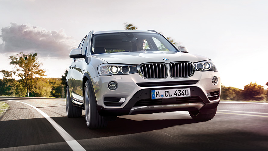 Önnur kynslóð BMW X3 F25 ekur á götu, skásett sjónarhorn á afturhluta BMW X-línan – önnur kynslóð BMW X3 F25 ekur á götu, skásett sjónarhorn á afturhluta