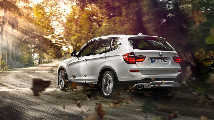 Önnur kynslóð BMW X3 F25 ekur á götu, skásett sjónarhorn á afturhluta BMW X-línan – önnur kynslóð BMW X3 F25 ekur á götu, skásett sjónarhorn á afturhluta