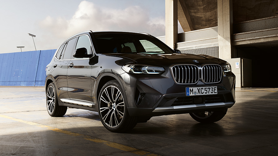 Þriðja kynslóð BMW X3 G01 í kyrrstöðu, skásett sjónarhorn á hlið BMW X-línan – þriðja kynslóð BMW X3 G01 í kyrrstöðu, skásett sjónarhorn á hlið