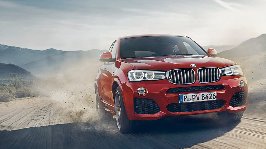 Fyrsta kynslóð BMW X4 F26 í akstri, skásett sjónarhorn á framhluta BMW X-línan – fyrsta kynslóð BMW X4 F26 í akstri, skásett sjónarhorn á framhluta