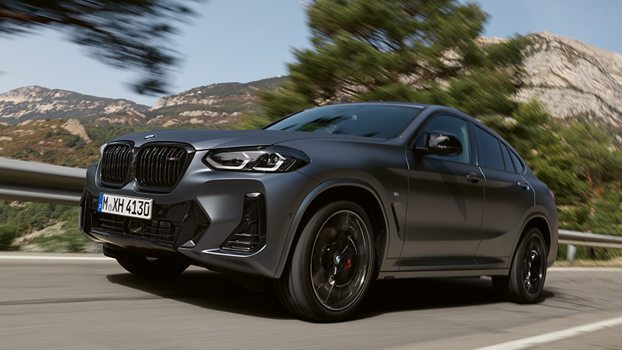 Önnur kynslóð BMW X4 G02 ekur á götu, skásett sjónarhorn á hlið BMW X-línan – önnur kynslóð BMW X4 G02 ekur á götu, skásett sjónarhorn á hlið