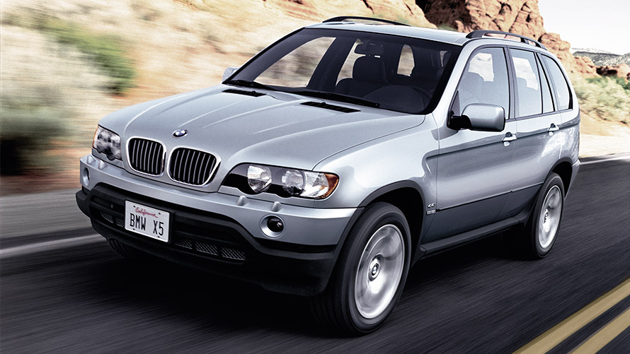 Fyrsta kynslóð BMW X5 E53 ekur á götu, skásett sjónarhorn á framhluta BMW X-línan – fyrsta kynslóð BMW X5 E53 ekur á götu, skásett sjónarhorn á framhluta