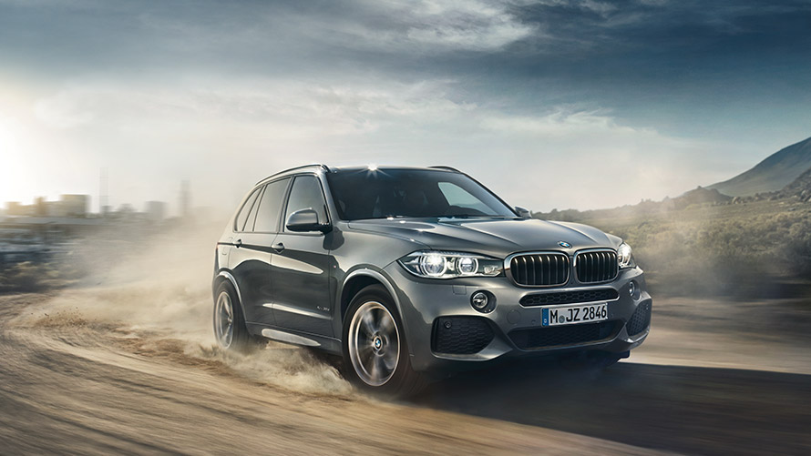 Þriðja kynslóð BMW X5 F15 í akstri, skásett sjónarhorn á framhluta BMW X-línan – þriðja kynslóð BMW X5 F15 í akstri, skásett sjónarhorn á framhluta
