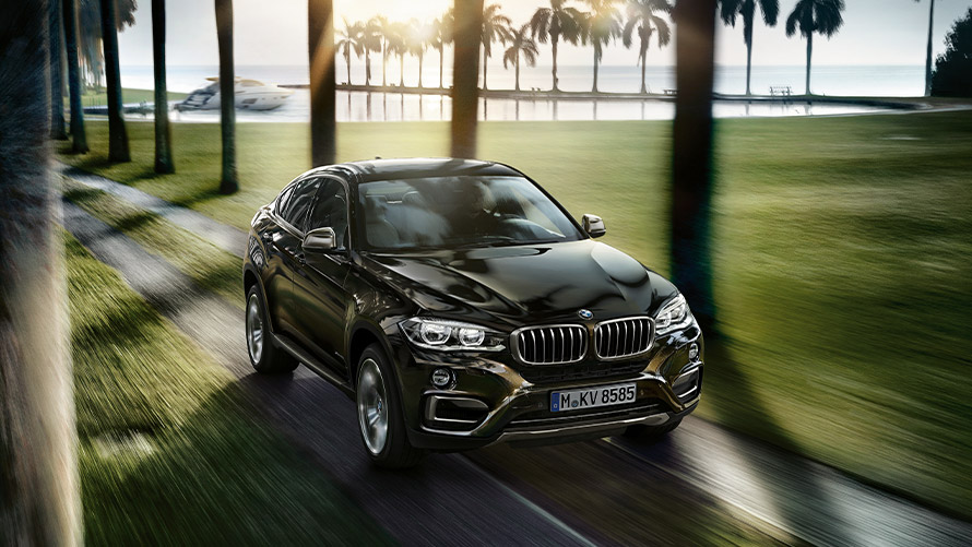 Önnur kynslóð BMW X6 F16 í akstri, skásett sjónarhorn á framhluta BMW X-línan – önnur kynslóð BMW X6 F16 í akstri, skásett sjónarhorn á framhluta