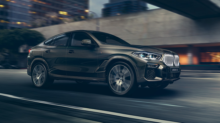 Þriðja kynslóð BMW X6 G06 í kyrrstöðu, skásett sjónarhorn á hlið BMW X-línan – þriðja kynslóð BMW X6 G06 í kyrrstöðu, skásett sjónarhorn á hlið
