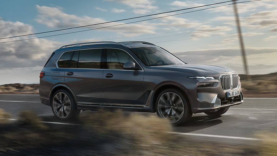 Fyrsta kynslóð BMW X7 G07 í kyrrstöðu, skásett sjónarhorn á framhluta Fyrsta kynslóð BMW X7 G07 í kyrrstöðu, skásett sjónarhorn á framhluta