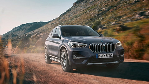 BMW X1 F48 ekur á götu, skásett sjónarhorn á framhluta 