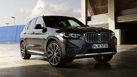 BMW X-línan – BMW X3 G01 ekur á götu, skásett sjónarhorn á framhluta 