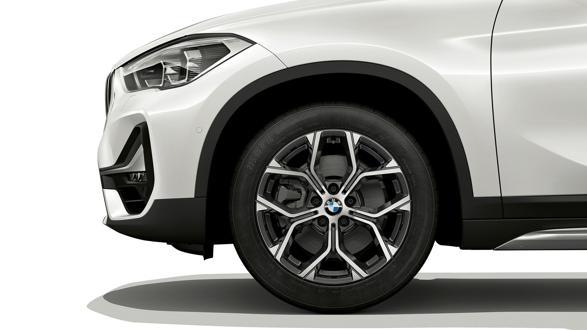 BMW X1, xLine-útfærsla, létt álfelga BMW X1, xLine-útfærsla, hliðarsýn með nærmynd af léttri álfelgu