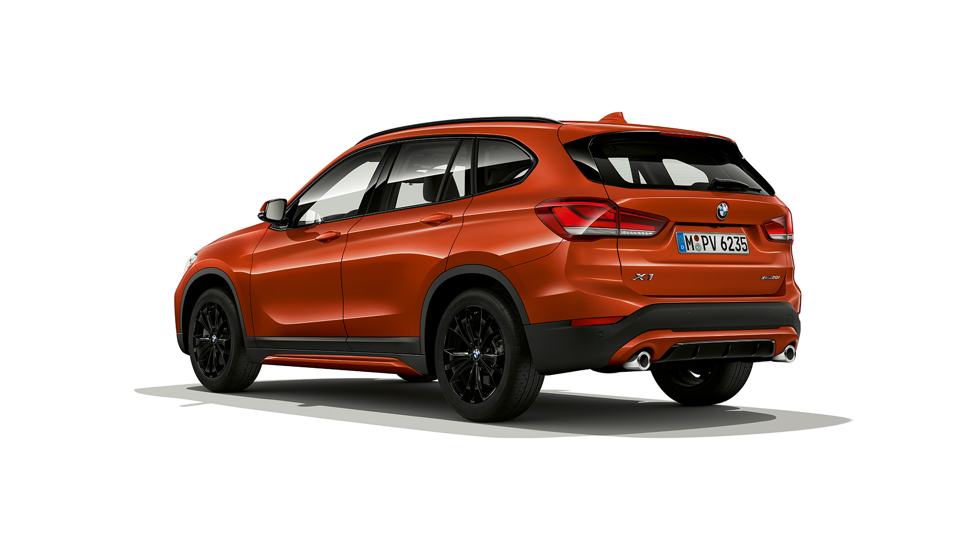 BMW X1, Sport Line-útfærsla, skásett sjónarhorn á afturhluta BMW X1, Sport Line-útfærsla, skásett sjónarhorn á afturhluta innanhúss