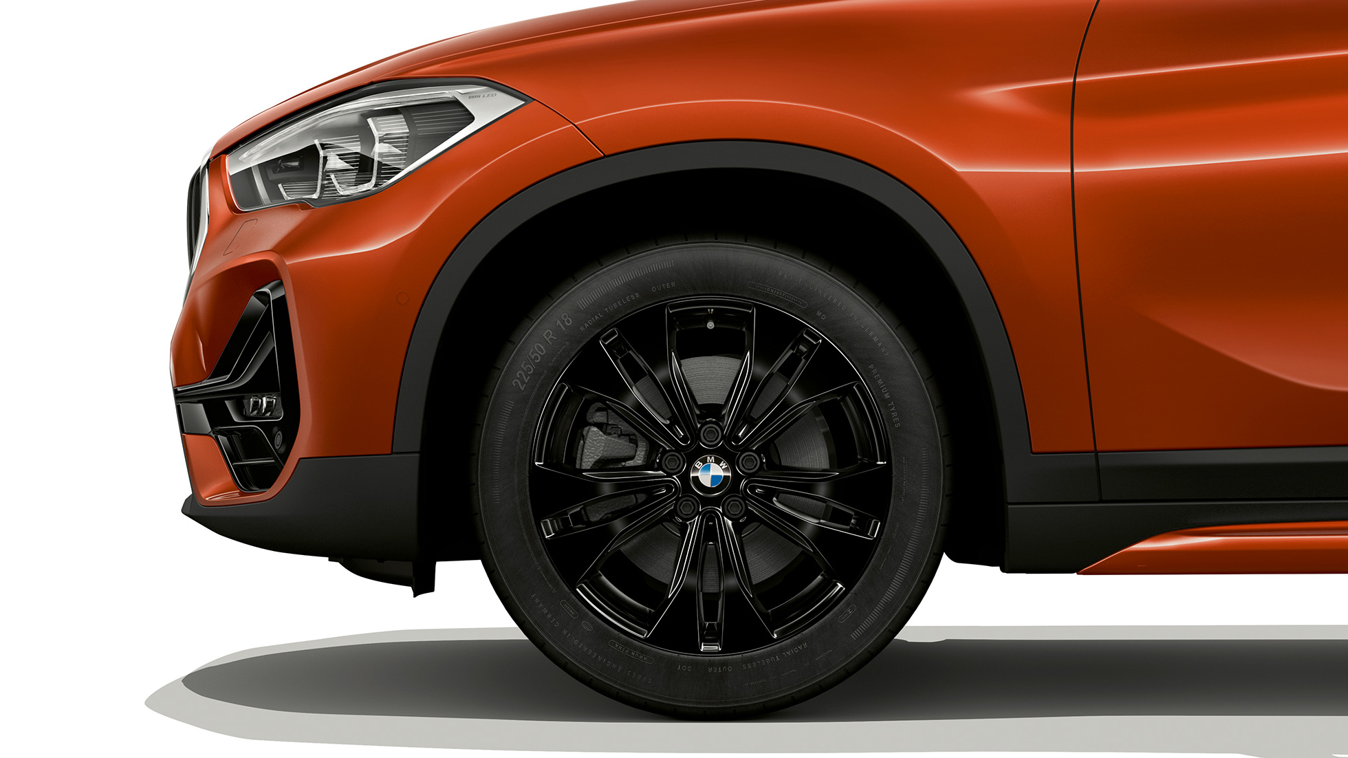 BMW X1, Sport Line-útfærsla, létt álfelga BMW X1, Sport Line-útfærsla, hliðarsýn með nærmynd af léttri álfelgu