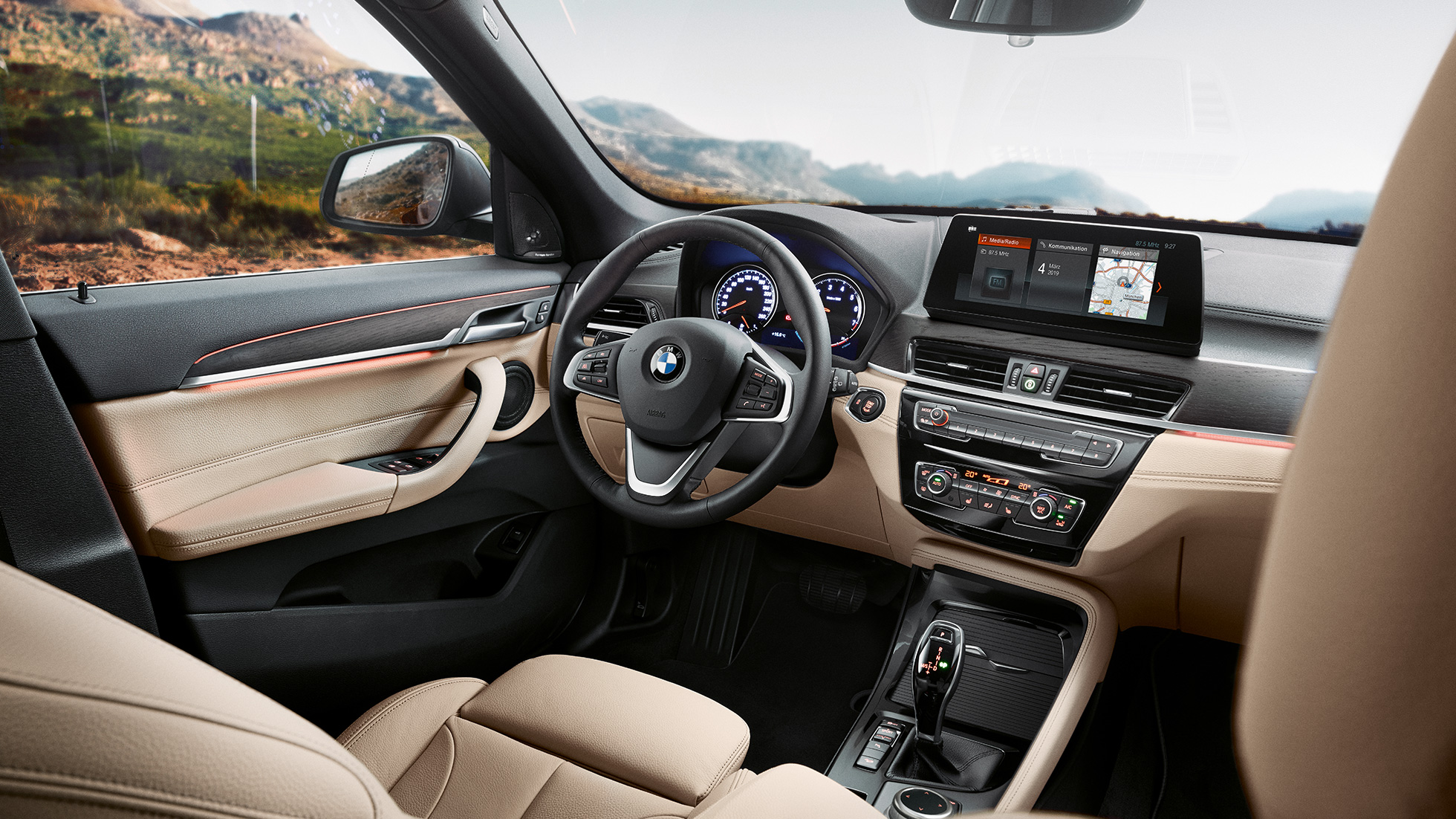 Innanrými BMW X1, ökumannsrými. Innanrými BMW X1, horft yfir 10,25" stjórnskjáinn í ökumannsrýminu.
