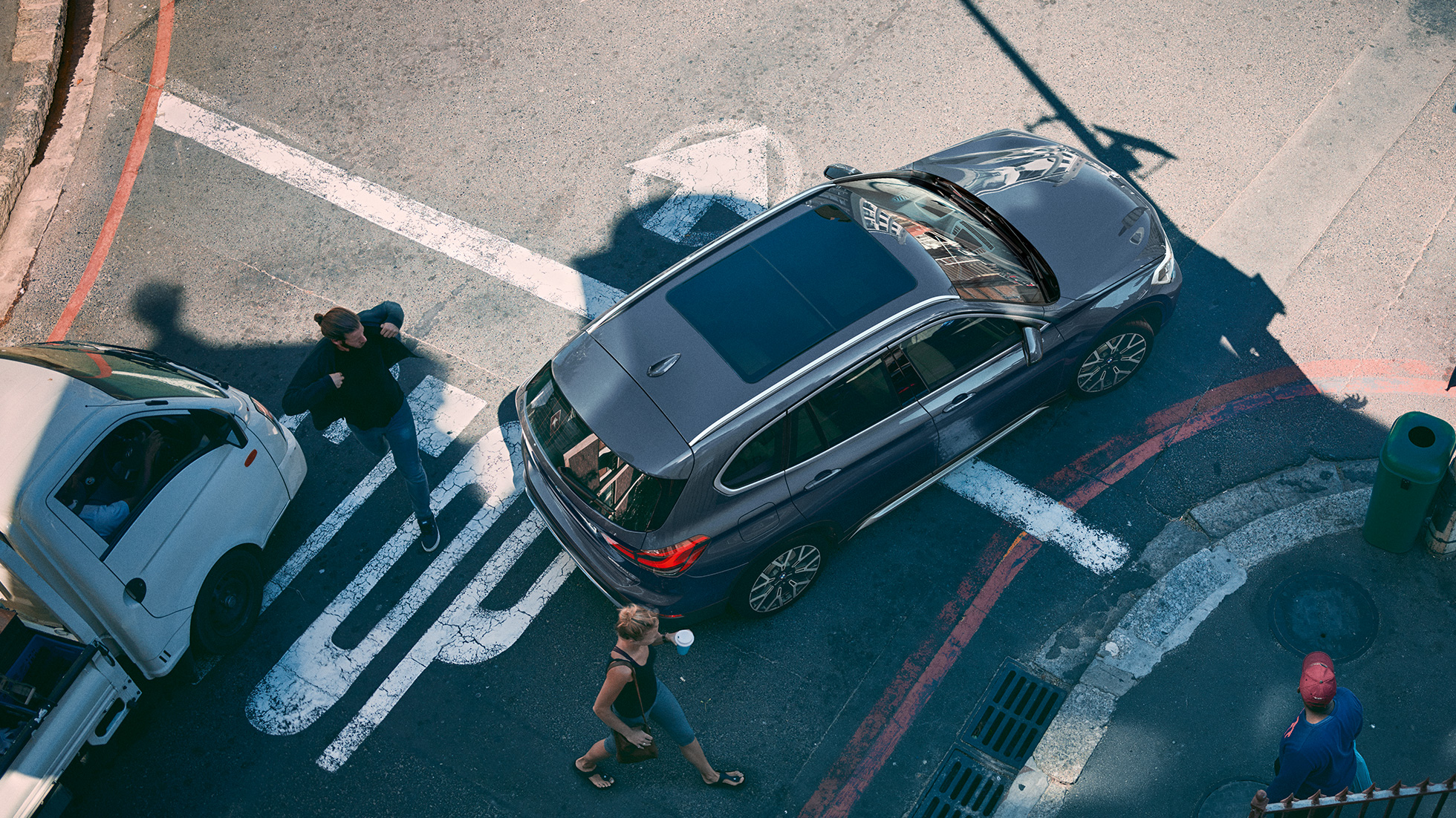 BMW X1, þakgluggi. BMW X1, horft yfir þakgluggann úr lofti.