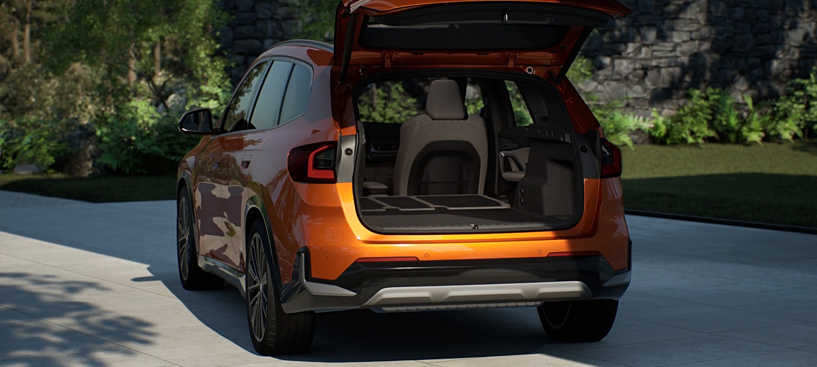 Farangursrými og krókur í appelsínugulum BMW X1 xDrive23i U11 ICE xLine Utah farangursrými og krókur í appelsínugulum og sanseruðum BMW X1 xDrive23i U11 ICE Utah með 20” BMW Individual léttum álfelgum með mörgum örmum, 869 I