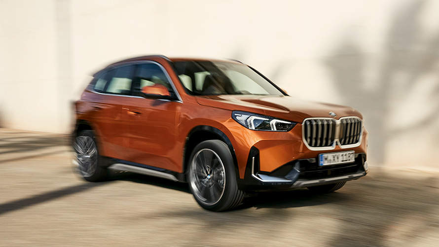 Aksturseiginleikar í BMW X1 U11 ICE xLine 2022 Aksturseiginleikar í appelsínugulum og sanseruðum BMW X1 U11 ICE 2022 xLine Utah