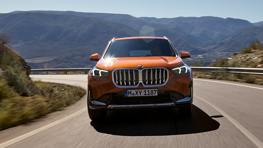 Akstursaðstoð í BMW X1 U11 ICE xLine 2022 Akstursaðstoð og öryggi í appelsínugulum og sanseruðum BMW X1 U11 ICE 2022 xLine Utah