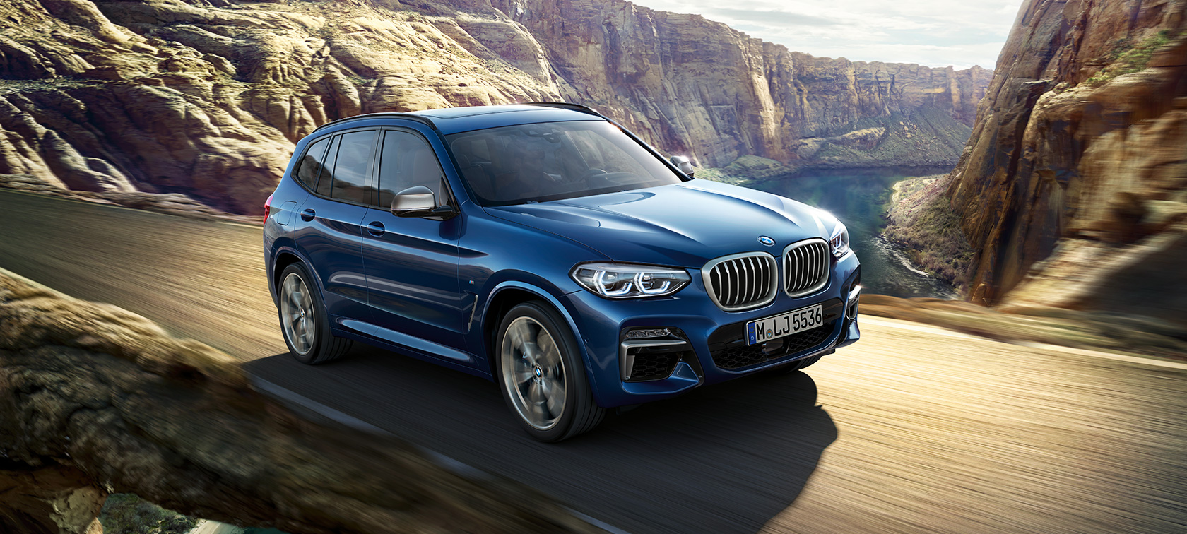 BMW X3 M40i, mynd tekin á ferð fyrir framan gljúfur BMW X3 M40i, mynd tekin á ferð fyrir framan gljúfur