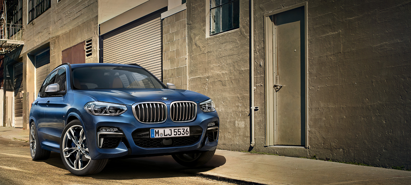 BMW X3 M40i, mynd tekin fyrir framan húsvegg BMW X3 M40i, mynd tekin fyrir framan húsvegg