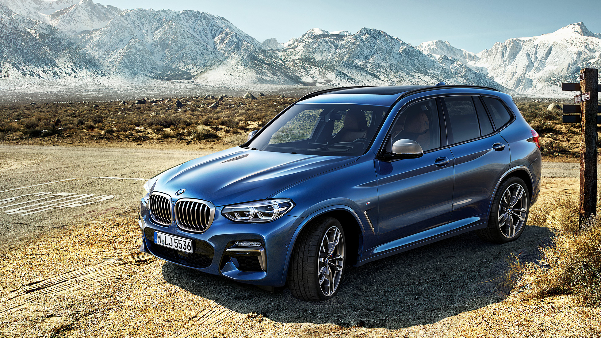 BMW X3 M40i, séður á ská að framanverðu, mynd tekin í fjalllendi BMW X3 M40i, séður á ská að framanverðu, mynd tekin í fjalllendi