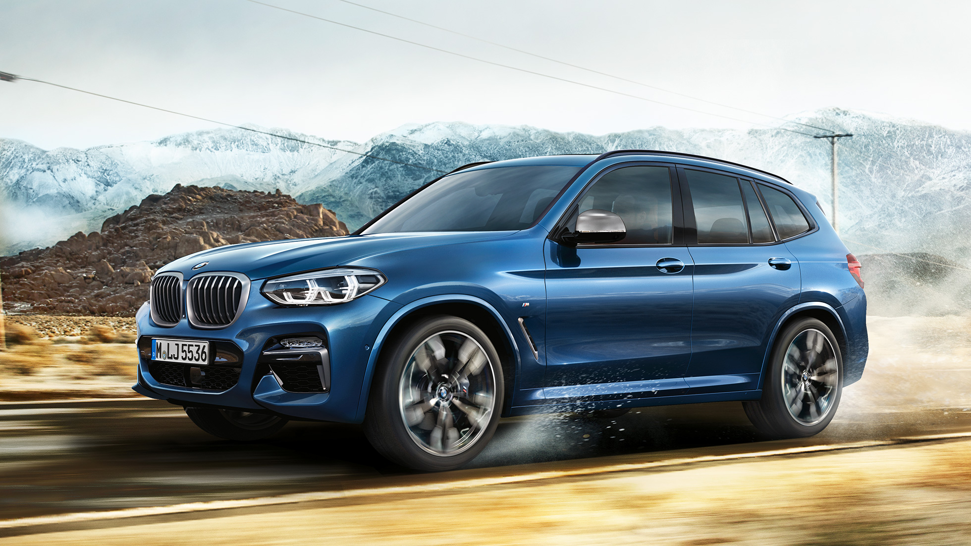 BMW X3 M40i, miðmynd af felgu og frambretti fyrir framan fjall BMW X3 M40i, miðmynd af felgu og frambretti fyrir framan fjall
