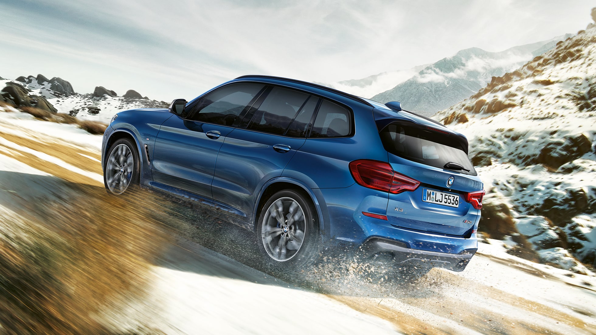 BMW X3 M40i við akstur upp brekku BMW X3 M40i við akstur upp brekku