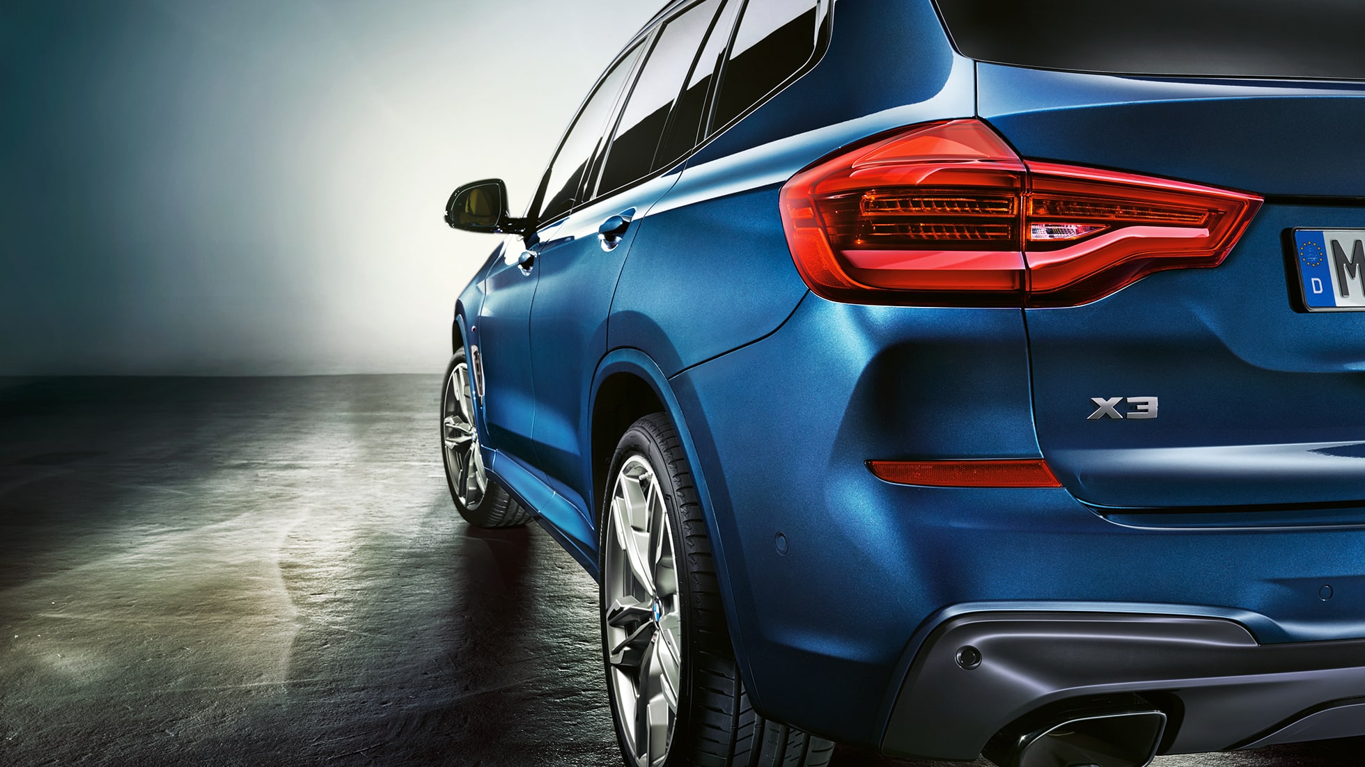 BMW X3 M40i, séður á ská að aftanverðu með LED-afturljósum BMW X3 M40i, séður á ská að aftanverðu með LED-afturljósum