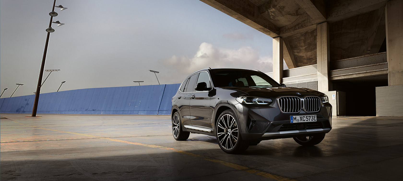 BMW X3 G01 – Sophisto-grár – skásett sjónarhorn á framhluta fyrir framan flugskýli – 2021
