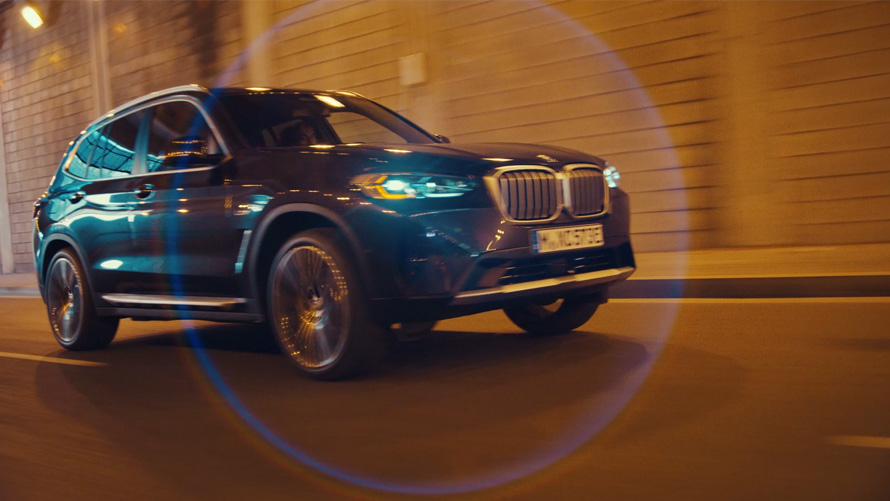 BMW X3 G01 – aksturseiginleikar – Sophisto-grár – 2021 BMW X3 G01 – aksturseiginleikar – skásett sjónarhorn á framhluta – Sophisto-grár – 2021