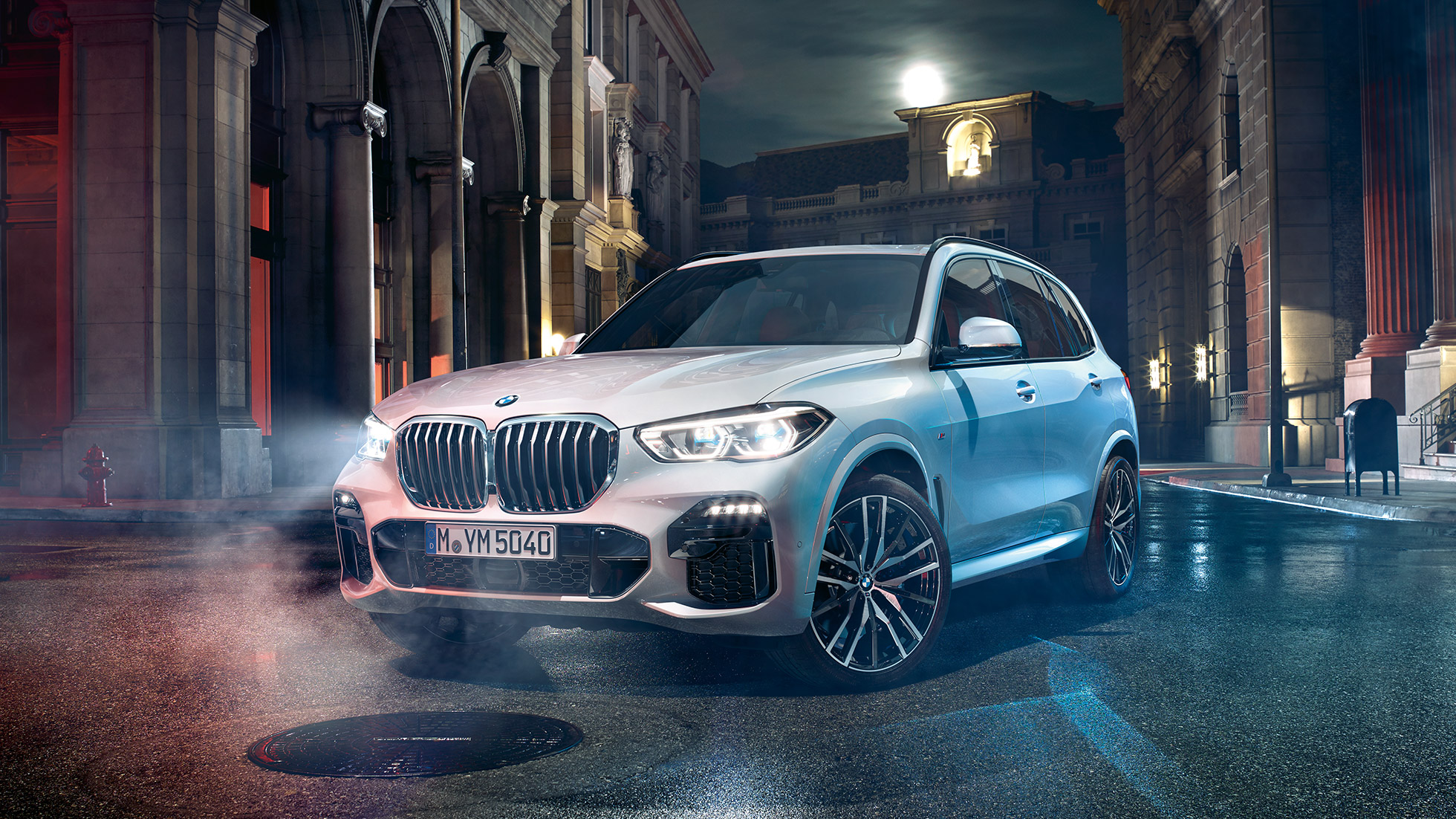 BMW X5, skásett sjónarhorn á framhluta Steinhvítsanseraður BMW X5 G05 2018, skásett sjónarhorn á framhluta í myrkri
