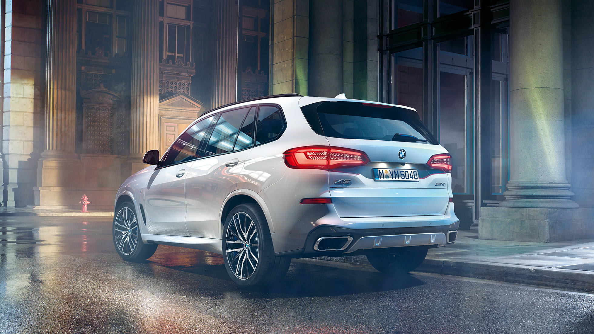BMW X5 xDrive40i, skásett sjónarhorn á afturhluta Steinhvítsanseraður BMW X5 xDrive40i G05 2018, skásett sjónarhorn á afturhluta